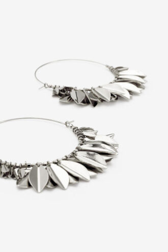 Boucles d&rsquo;oreilles métalliques brillantes en forme de feuilles