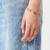 Bracelet en métal brillant avec pendentifs en forme de feuilles