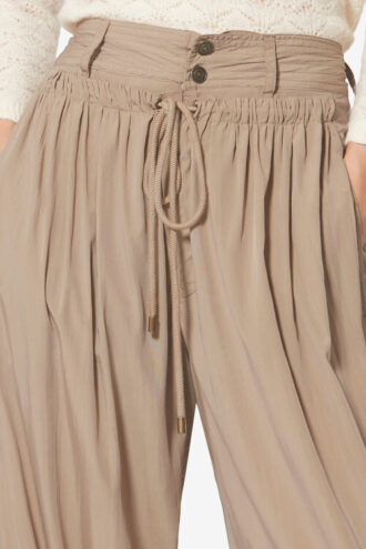 Pantalon Inaya à jambes larges et ceinture superposée