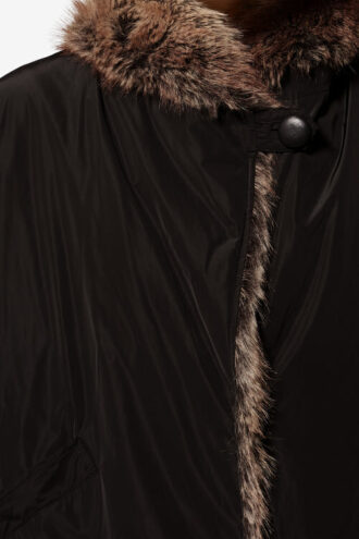 Parka courte Charone avec doublure en fausse fourrure Parka courte Charone avec doublure en fausse fourrure